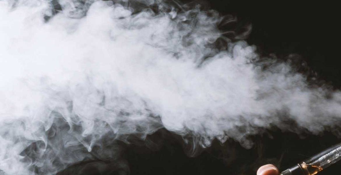 Un nuevo informe muestra que el uso de cigarrillos electrónicos en los jóvenes se mantiene en niveles epidémicos y las percepciones de daños por vapeo aumentan significativamente entre los adolescentes